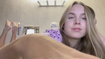 gosssip – blonde girl in sexy panties